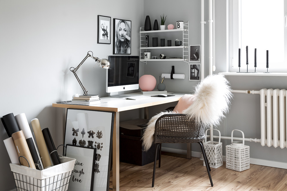 Свежая идея для дизайна: маленький кабинет в скандинавском стиле с местом для рукоделия, серыми стенами, светлым паркетным полом, отдельно стоящим рабочим столом и коричневым полом для на участке и в саду - отличное фото интерьера