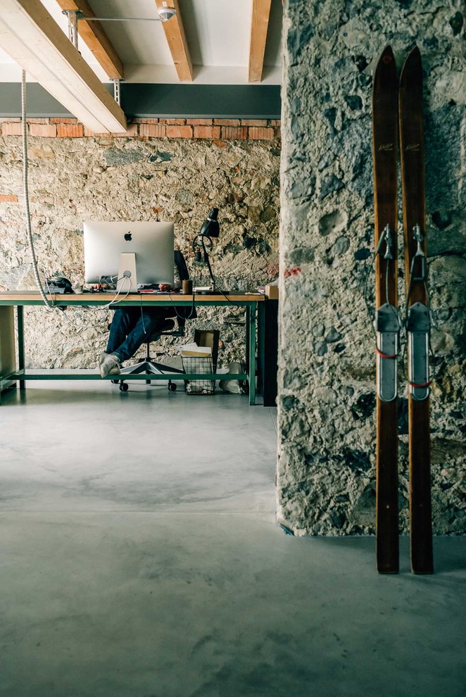 Cette photo montre un bureau industriel avec sol en béton ciré.