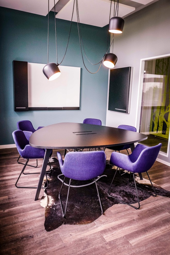 Esempio di una sala da pranzo minimalista con pareti blu e pavimento in linoleum