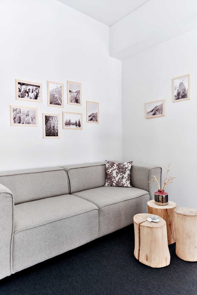 Ejemplo de despacho escandinavo pequeño sin chimenea con paredes blancas, moqueta y suelo negro