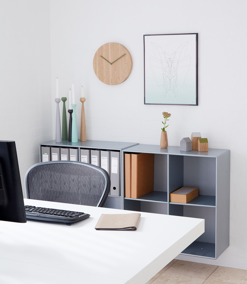 Imagen de despacho nórdico grande sin chimenea con paredes blancas, suelo de madera clara, escritorio independiente y suelo marrón