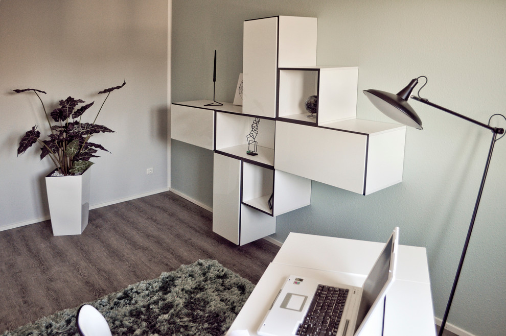 Imagen de despacho actual de tamaño medio con suelo vinílico, escritorio independiente, suelo gris, papel pintado y papel pintado