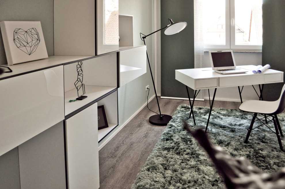 Mittelgroßes Modernes Arbeitszimmer mit Arbeitsplatz, Vinylboden, freistehendem Schreibtisch, grauem Boden, Tapetendecke und Tapetenwänden in Sonstige