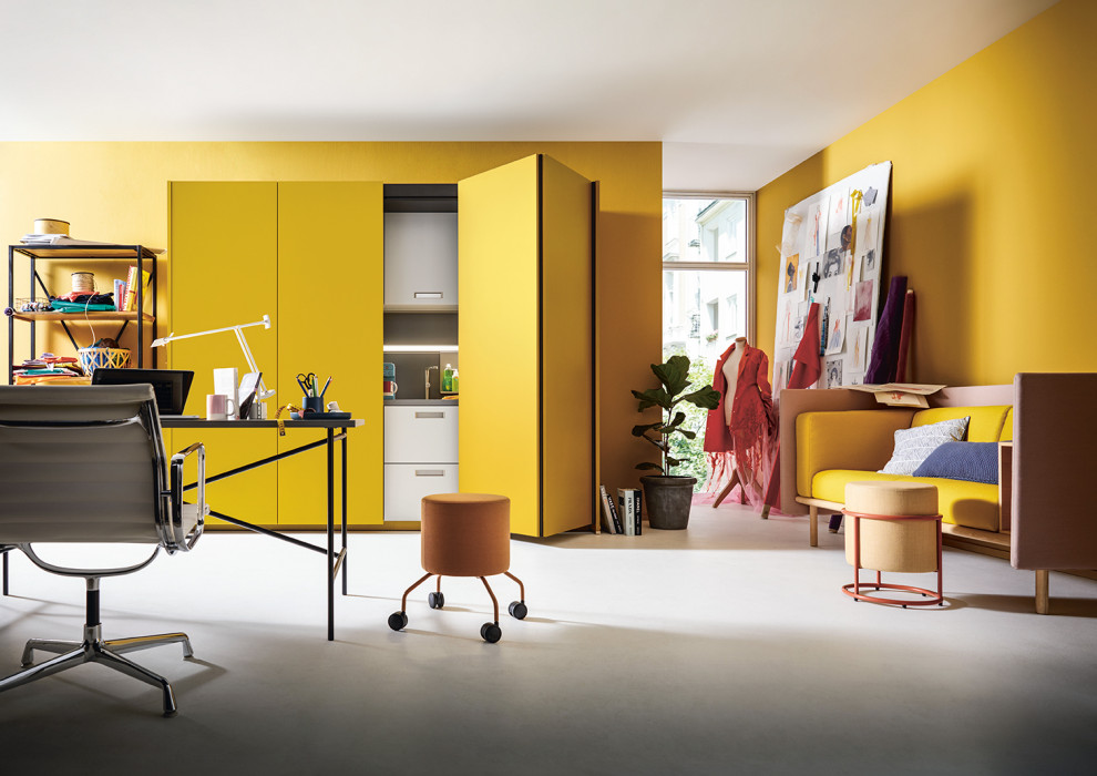 Ejemplo de sala de manualidades contemporánea grande con paredes amarillas y suelo blanco