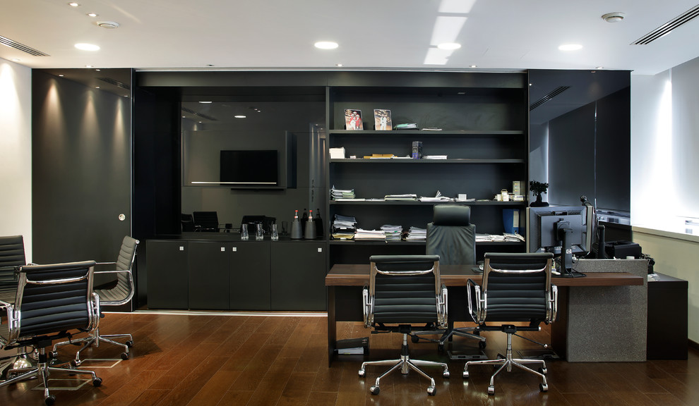 Cette photo montre un grand bureau tendance avec un mur blanc, parquet foncé, aucune cheminée et un bureau indépendant.