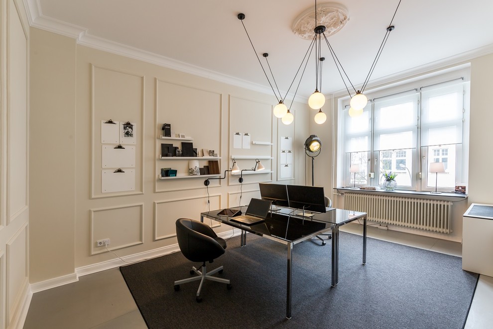 Mittelgroßes Klassisches Arbeitszimmer mit Studio, weißer Wandfarbe, Linoleum und freistehendem Schreibtisch in Dortmund