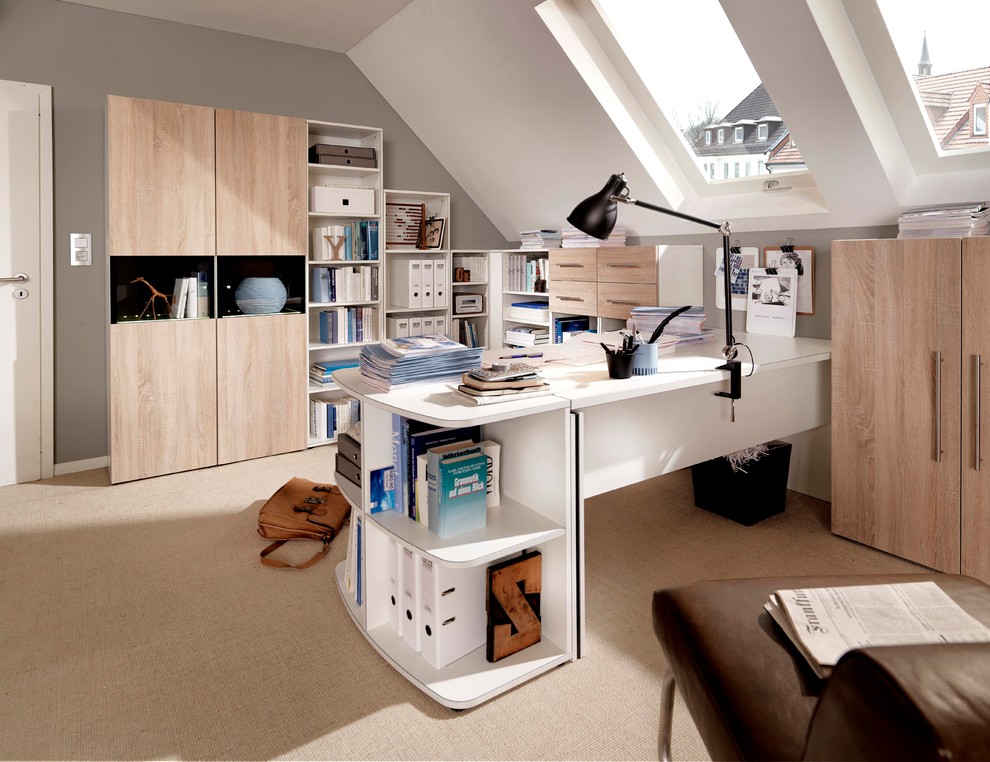 Mittelgroßes Modernes Arbeitszimmer ohne Kamin mit Arbeitsplatz, weißer Wandfarbe, Teppichboden, Einbau-Schreibtisch und braunem Boden in Dresden