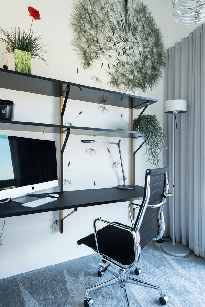 Aménagement d'un petit bureau contemporain avec un mur blanc, aucune cheminée et un sol gris.