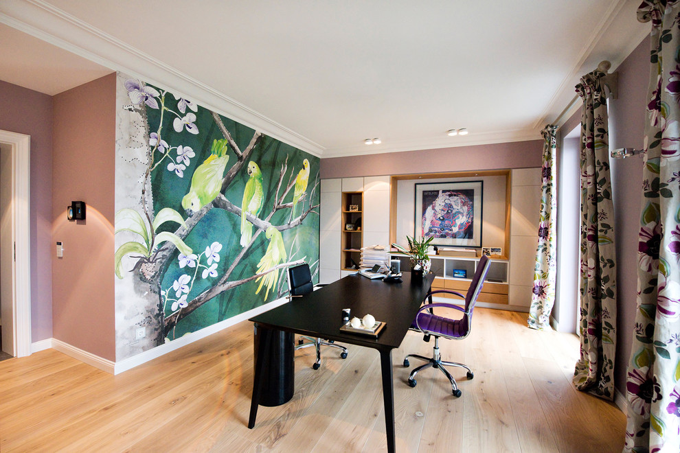 Immagine di un grande ufficio design con pareti multicolore, nessun camino, scrivania autoportante e parquet chiaro