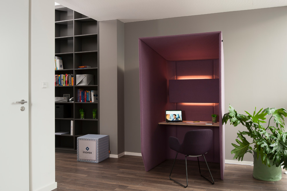 Diseño de despacho minimalista con paredes grises y suelo de linóleo