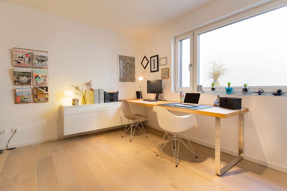 Идея дизайна: рабочее место среднего размера в скандинавском стиле с встроенным рабочим столом