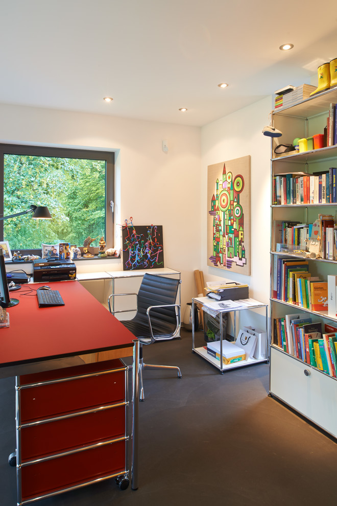 Kleines Modernes Arbeitszimmer ohne Kamin mit Arbeitsplatz, weißer Wandfarbe, freistehendem Schreibtisch und Linoleum in Sonstige