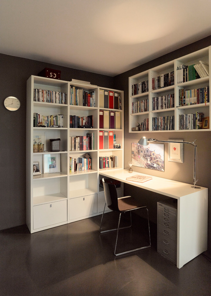 Idee per un ufficio minimal di medie dimensioni con pareti marroni, pavimento in linoleum, nessun camino, scrivania incassata e pavimento nero