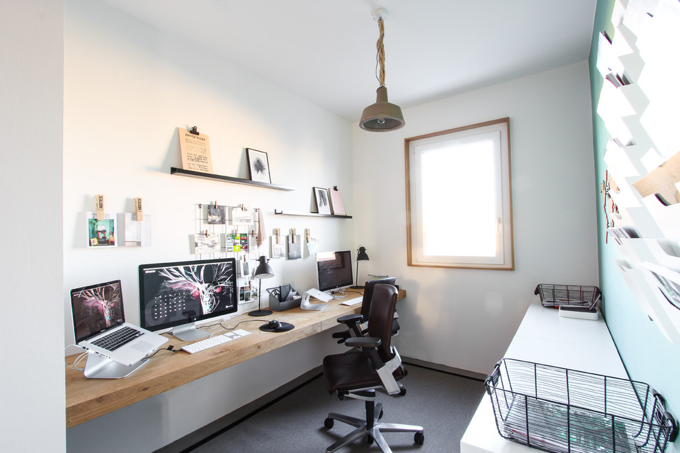 Ispirazione per un piccolo ufficio scandinavo con pareti verdi, pavimento in cemento e scrivania incassata