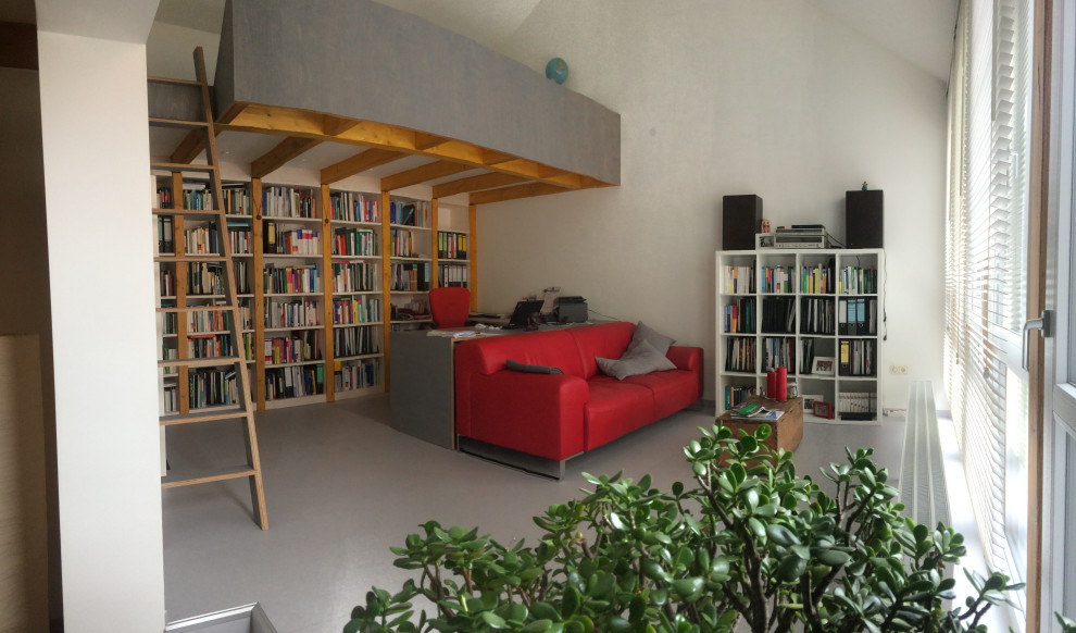 Geräumiges Modernes Arbeitszimmer ohne Kamin mit Studio, weißer Wandfarbe, Linoleum, freistehendem Schreibtisch und grauem Boden in Sonstige