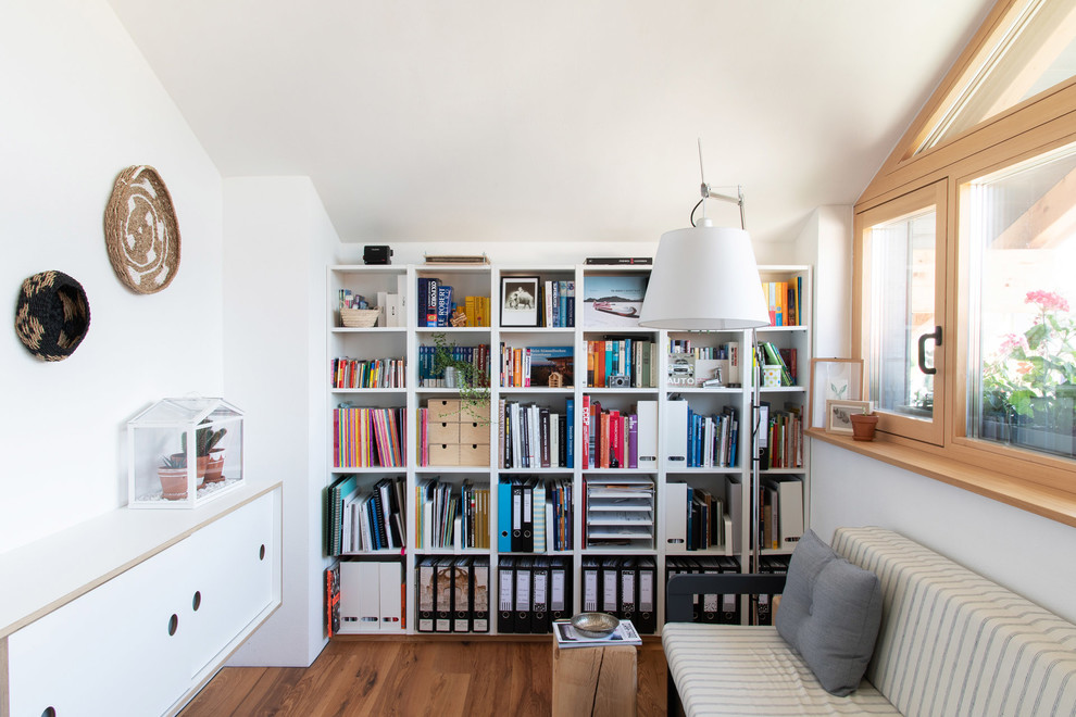 Inspiration pour un bureau nordique de taille moyenne avec un mur blanc, un sol en bois brun, un sol marron et un bureau intégré.