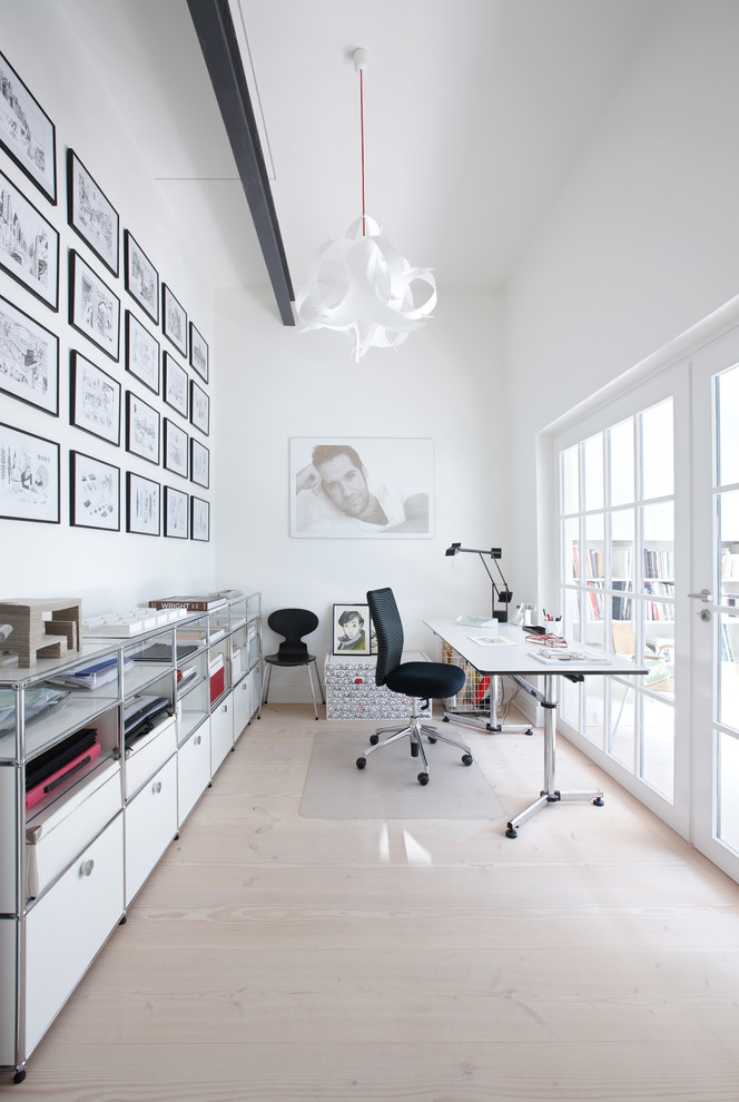 Inspiration pour un bureau design de taille moyenne et de type studio avec un mur blanc, parquet clair, un bureau indépendant et aucune cheminée.