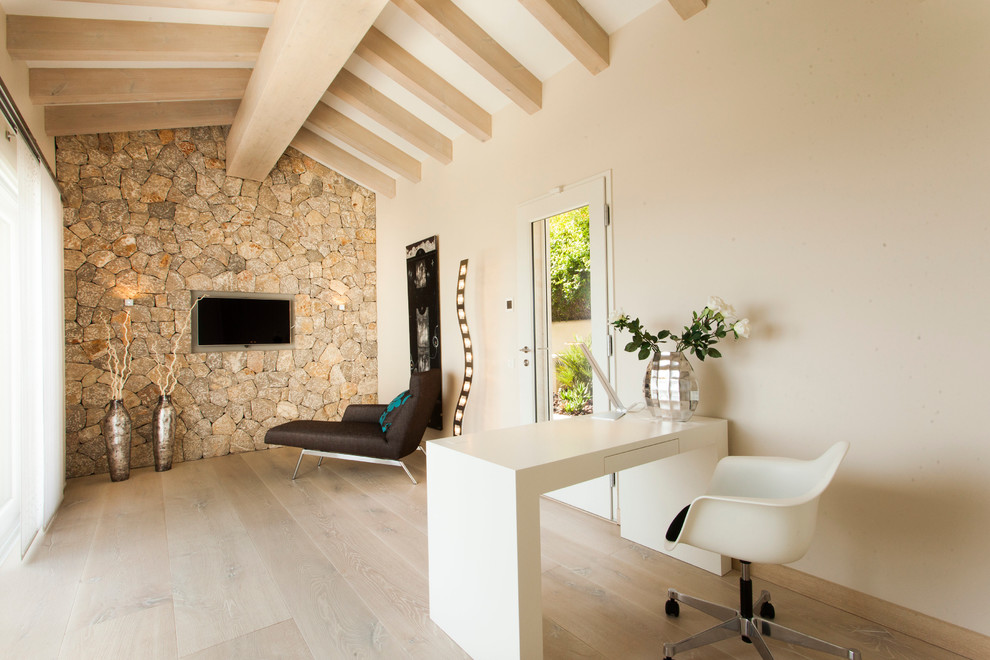 Inspiration för mellanstora moderna arbetsrum, med beige väggar, ljust trägolv och ett fristående skrivbord