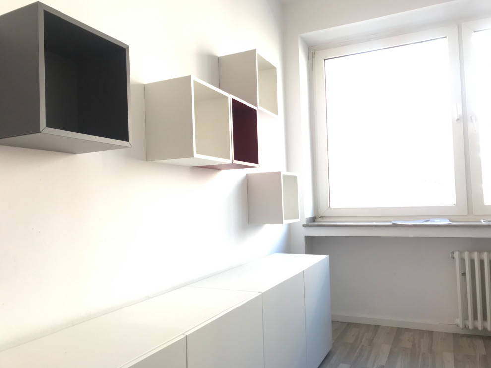 Inspiration pour un bureau design de taille moyenne avec un mur blanc, sol en stratifié, un bureau indépendant, un sol marron, un plafond en papier peint et du papier peint.