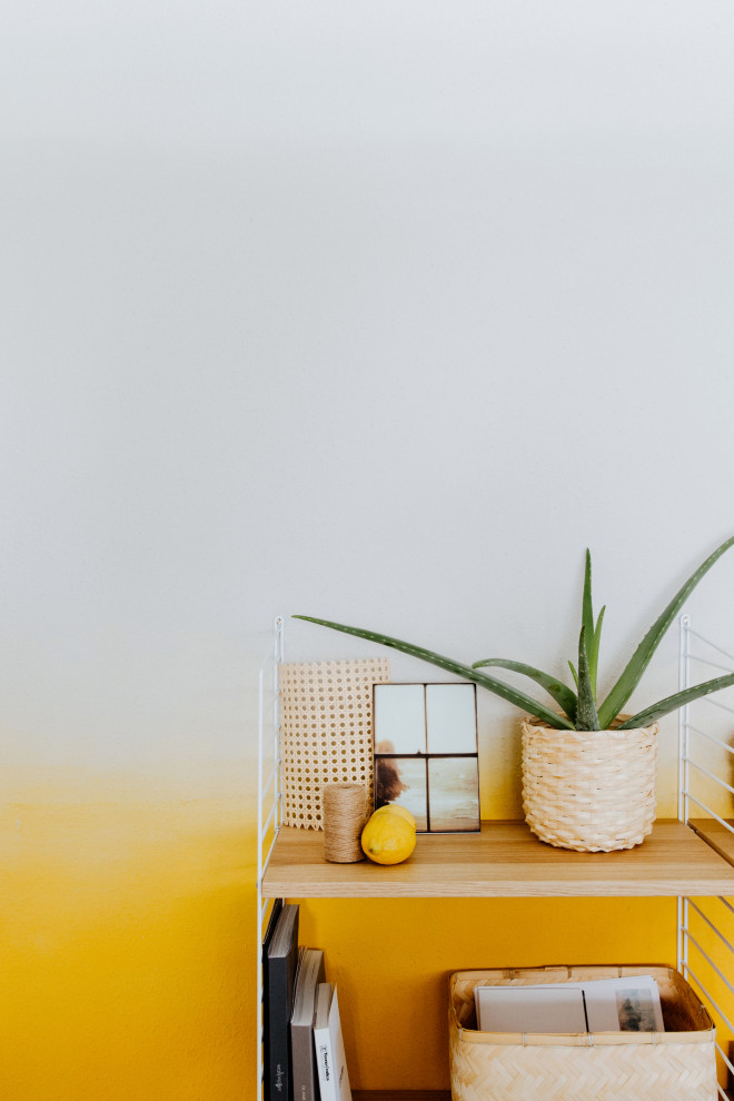 Foto de despacho nórdico pequeño con paredes amarillas, moqueta, escritorio independiente y suelo beige