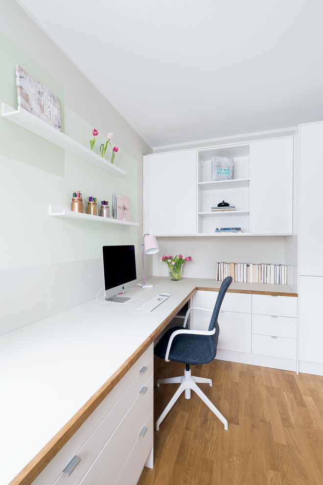 Foto di un ufficio scandinavo di medie dimensioni con pareti beige, pavimento in legno massello medio, nessun camino, scrivania incassata e pavimento marrone