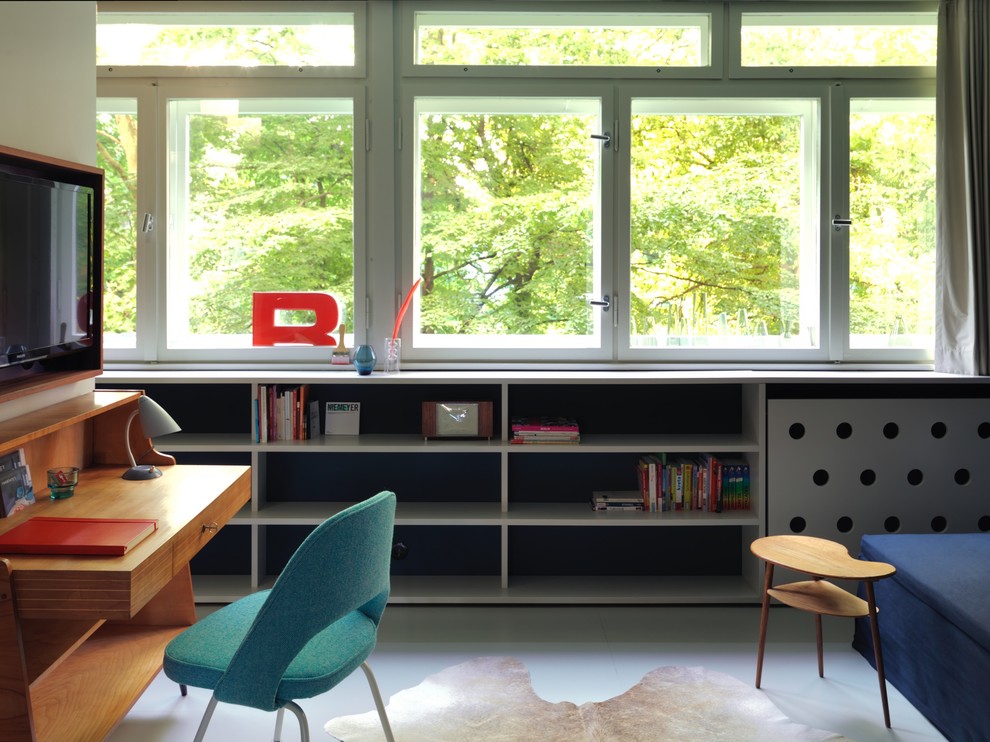 Inspiration för mellanstora 60 tals hemmabibliotek, med vita väggar, ett fristående skrivbord, linoleumgolv och vitt golv