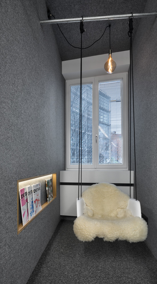 Inspiration för små moderna arbetsrum, med ett bibliotek, grå väggar, heltäckningsmatta och grått golv