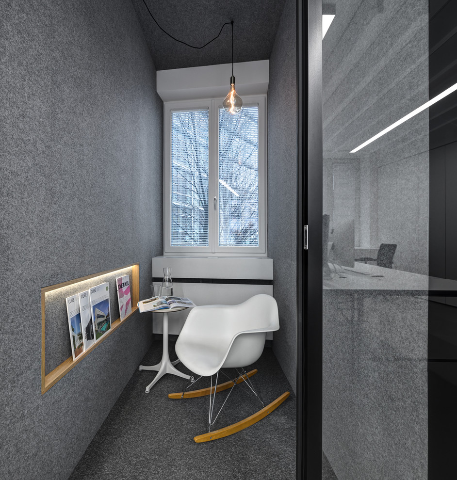 Kleines Modernes Lesezimmer mit grauer Wandfarbe, Teppichboden und grauem Boden in München
