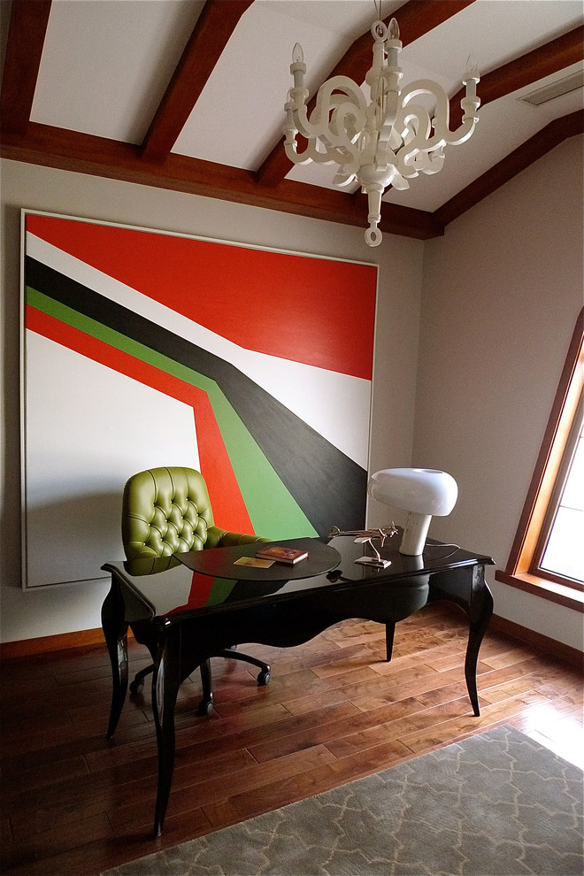 Ejemplo de despacho bohemio sin chimenea con paredes grises, suelo de madera en tonos medios y escritorio independiente