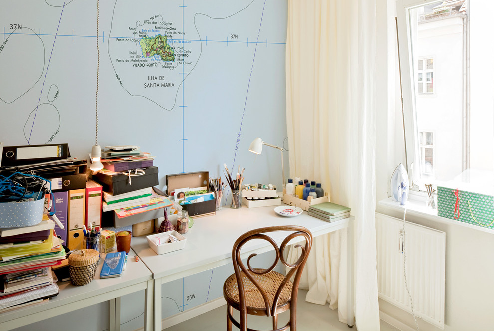 Aménagement d'un bureau éclectique de taille moyenne avec un mur multicolore, un bureau indépendant, aucune cheminée et un sol en linoléum.