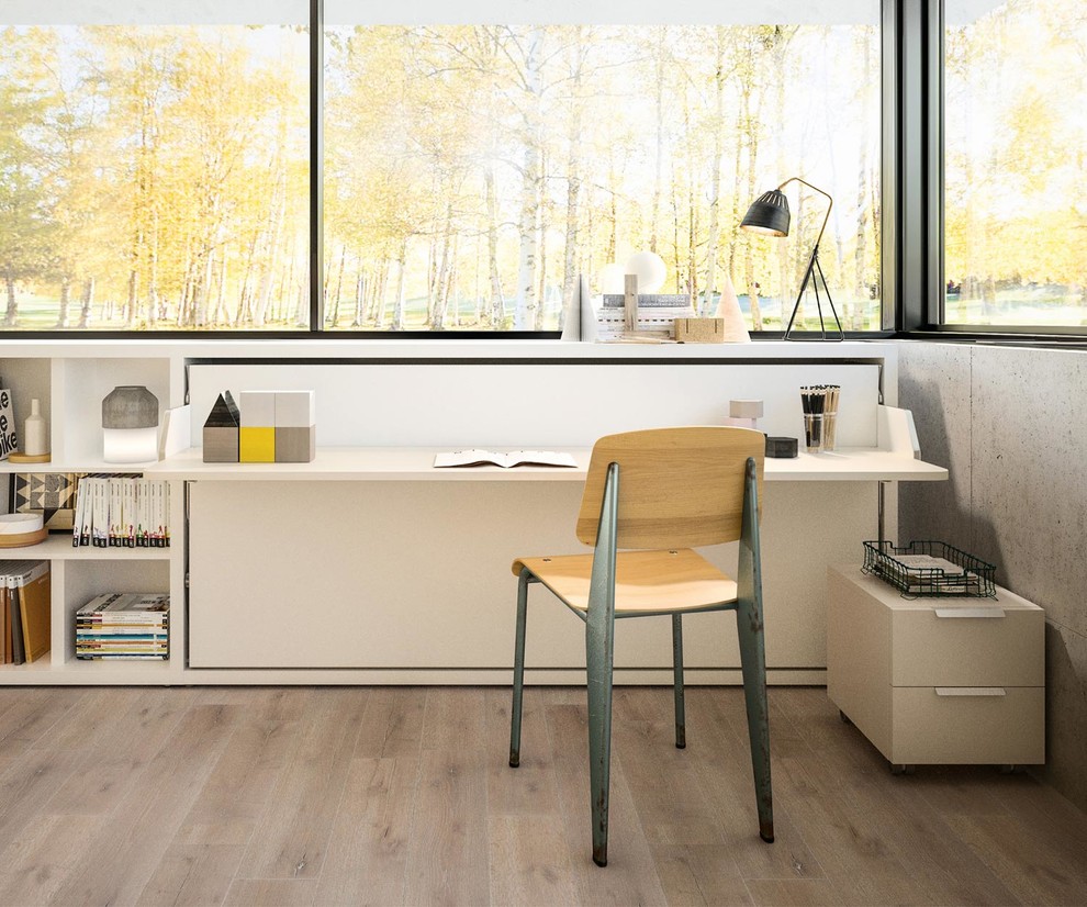 Cette image montre un petit bureau design avec un sol marron, un mur gris, un sol en bois brun, aucune cheminée et un bureau intégré.