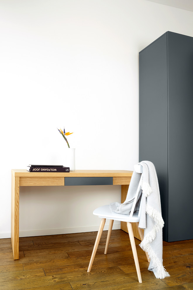 Diseño de despacho escandinavo de tamaño medio sin chimenea con paredes blancas, suelo de madera pintada, escritorio independiente y suelo marrón