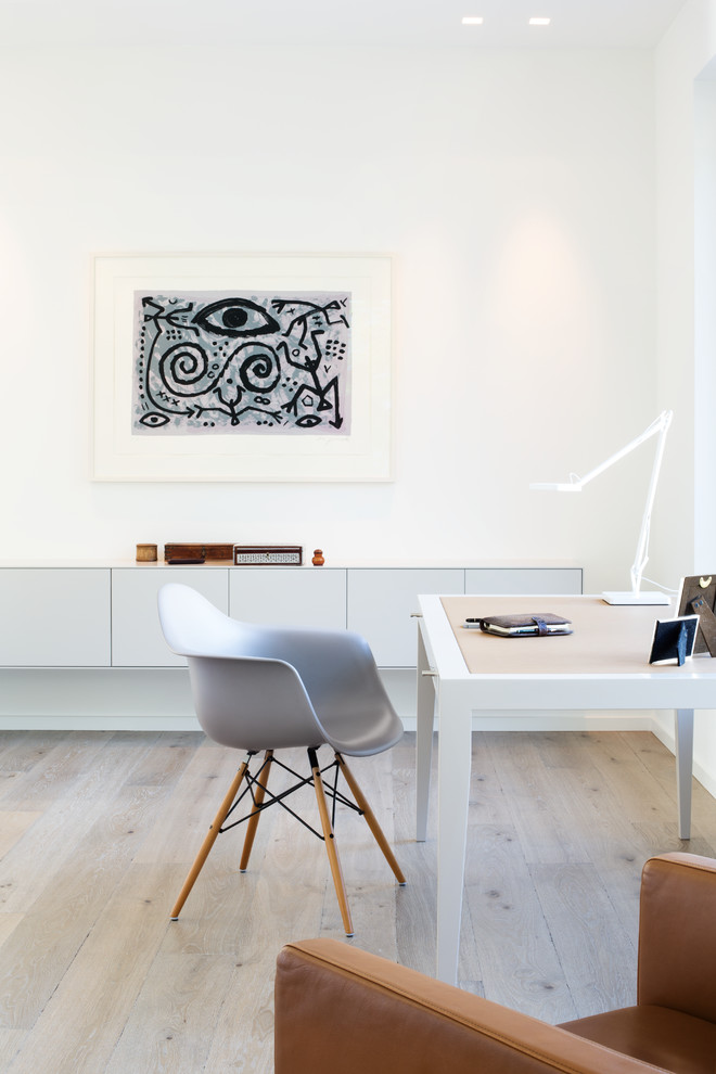 Источник вдохновения для домашнего уюта: рабочее место среднего размера в стиле модернизм с отдельно стоящим рабочим столом
