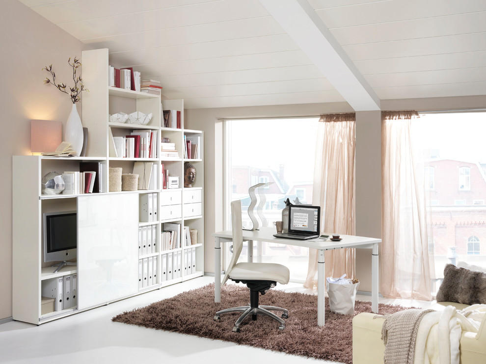 Cette photo montre un bureau scandinave de taille moyenne avec un mur beige, aucune cheminée, un bureau indépendant et un sol blanc.