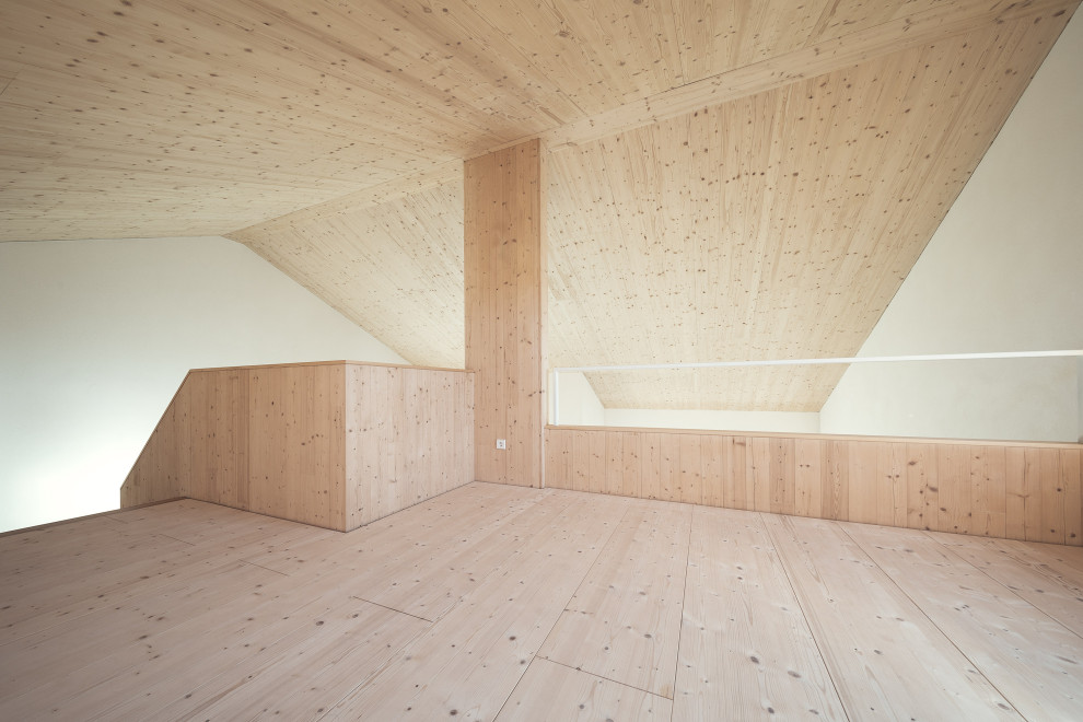 Imagen de despacho actual con paredes beige, suelo de madera clara, madera y madera