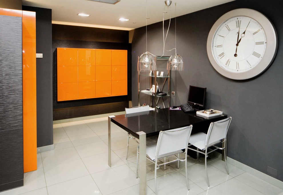 Inspiration for a modern home office remodel in Stuttgart