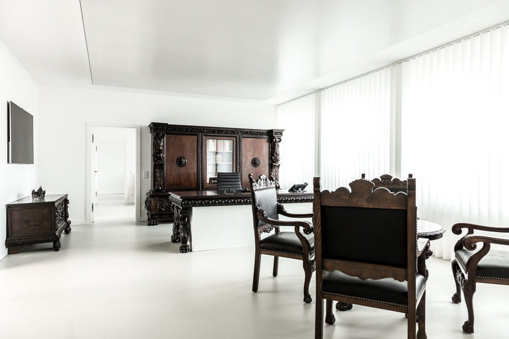 Modelo de despacho ecléctico grande sin chimenea con paredes blancas y escritorio independiente