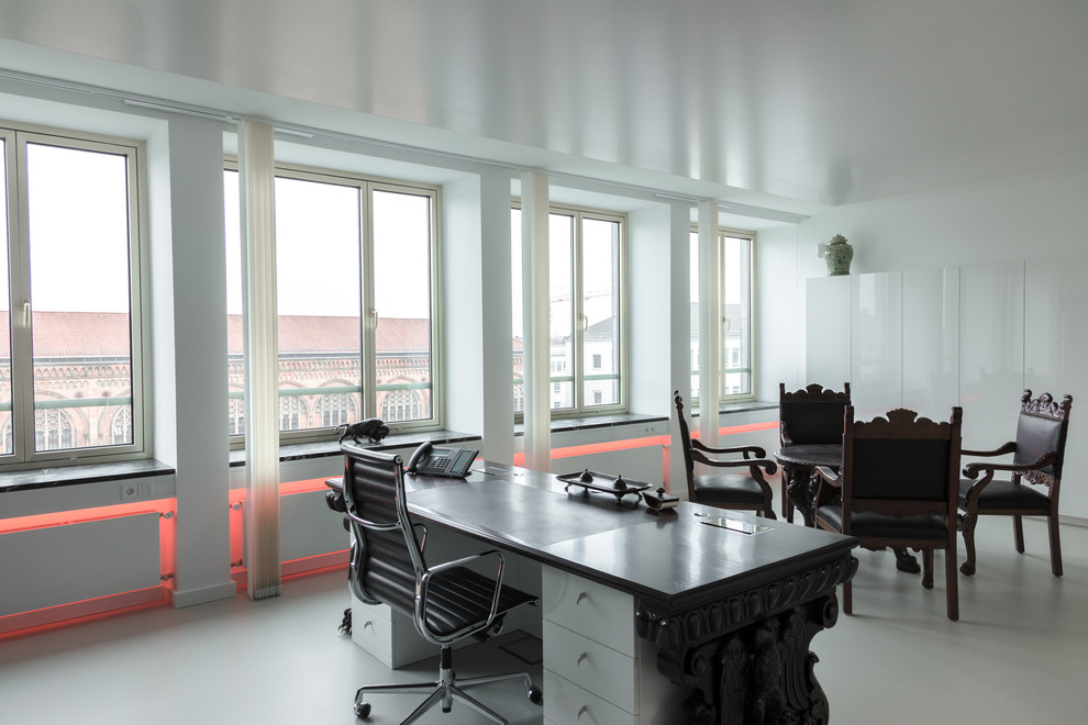 Aménagement d'un grand bureau éclectique avec un mur blanc, aucune cheminée, un bureau indépendant et un sol en vinyl.