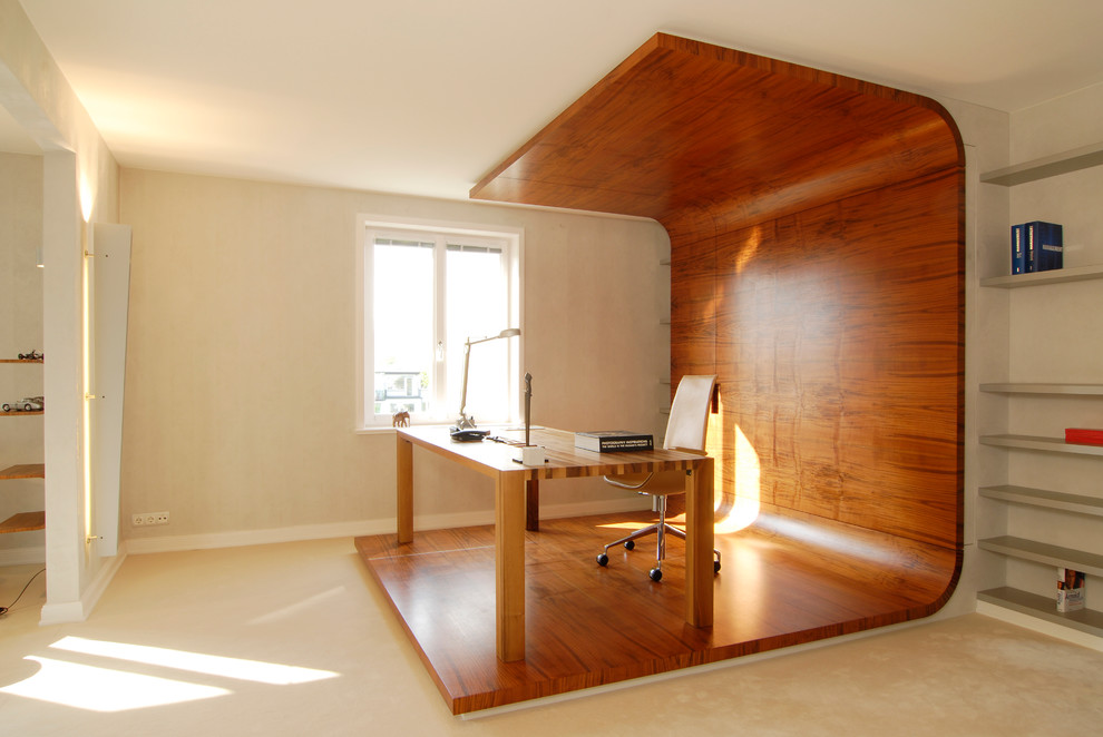 Exemple d'un grand bureau tendance avec un mur beige, moquette, aucune cheminée et un bureau indépendant.