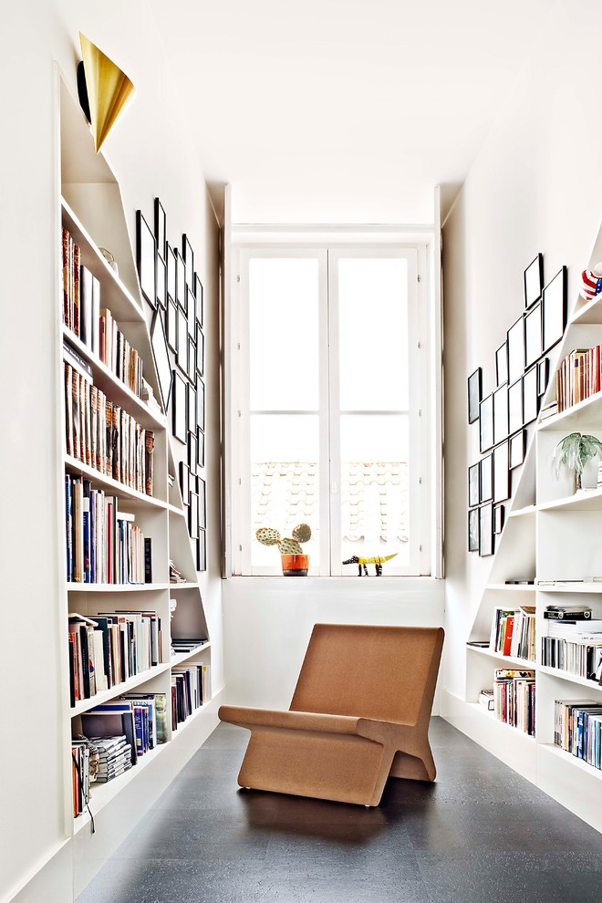 На фото: маленький домашняя библиотека в современном стиле с белыми стенами, бетонным полом и серым полом без камина для на участке и в саду с