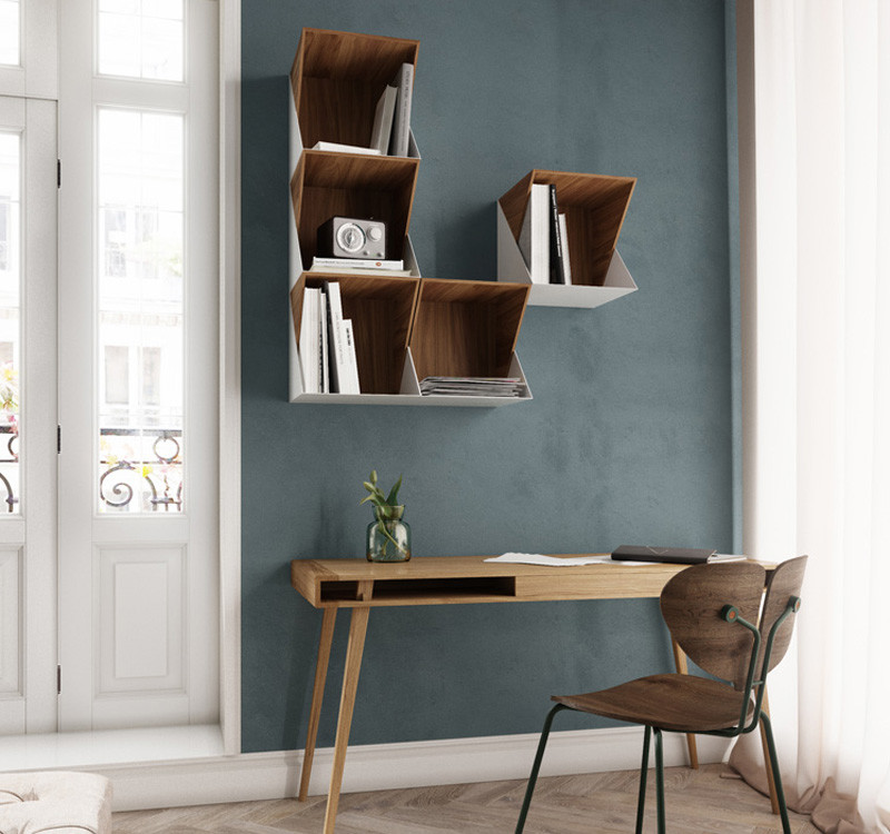 Kleines Modernes Arbeitszimmer ohne Kamin mit Arbeitsplatz, blauer Wandfarbe, braunem Holzboden, freistehendem Schreibtisch und braunem Boden in Sonstige