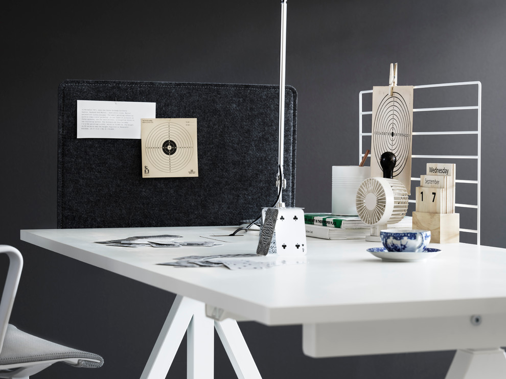 Imagen de despacho contemporáneo con paredes grises y escritorio independiente