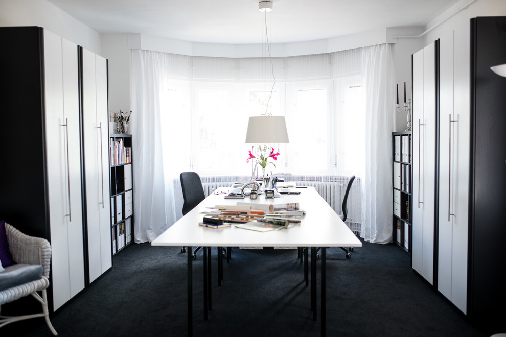 Источник вдохновения для домашнего уюта: рабочее место среднего размера в стиле фьюжн с белыми стенами, ковровым покрытием, отдельно стоящим рабочим столом и черным полом