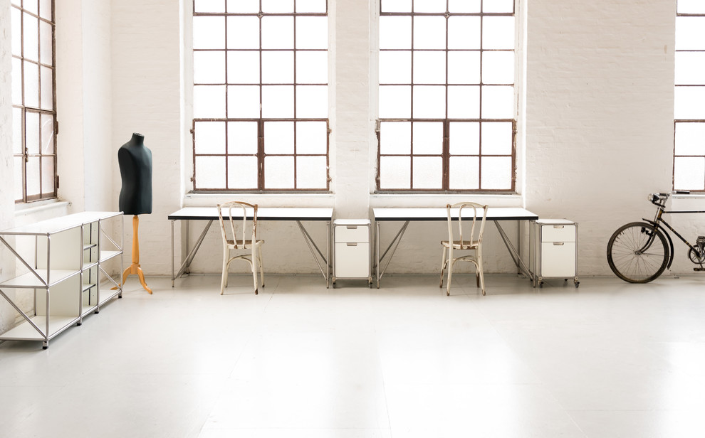 На фото: кабинет в стиле лофт с бежевыми стенами и отдельно стоящим рабочим столом