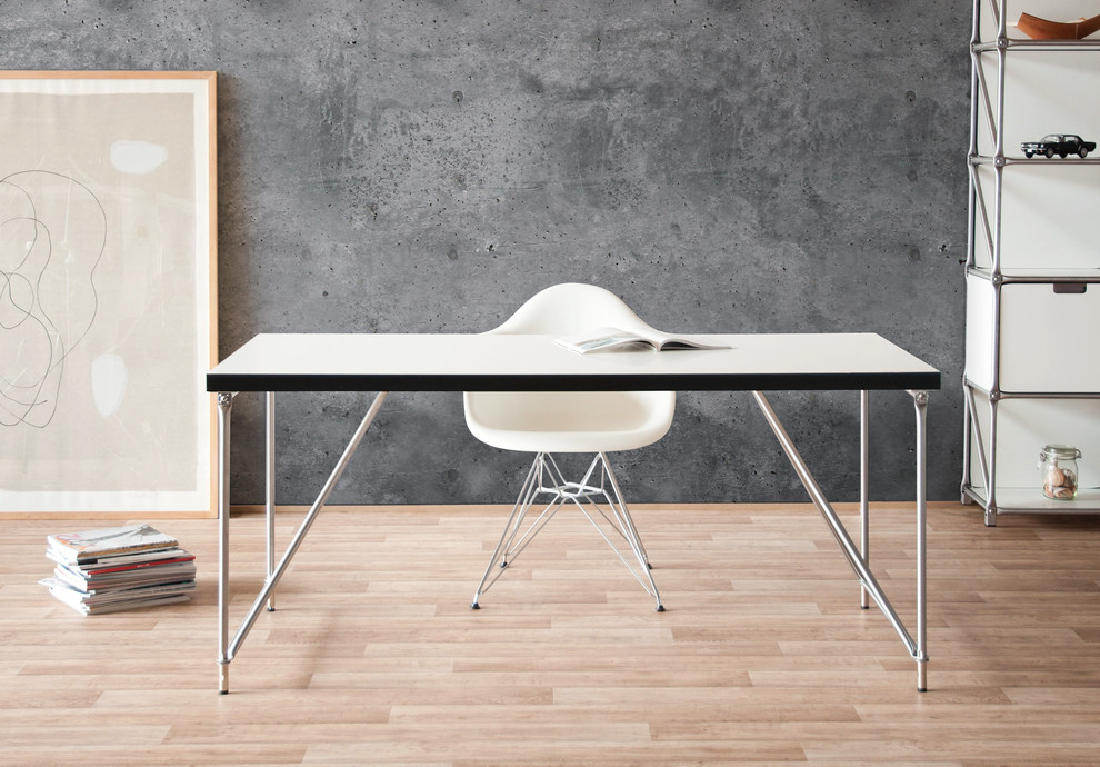 Modernes Arbeitszimmer mit grauer Wandfarbe und freistehendem Schreibtisch in Berlin