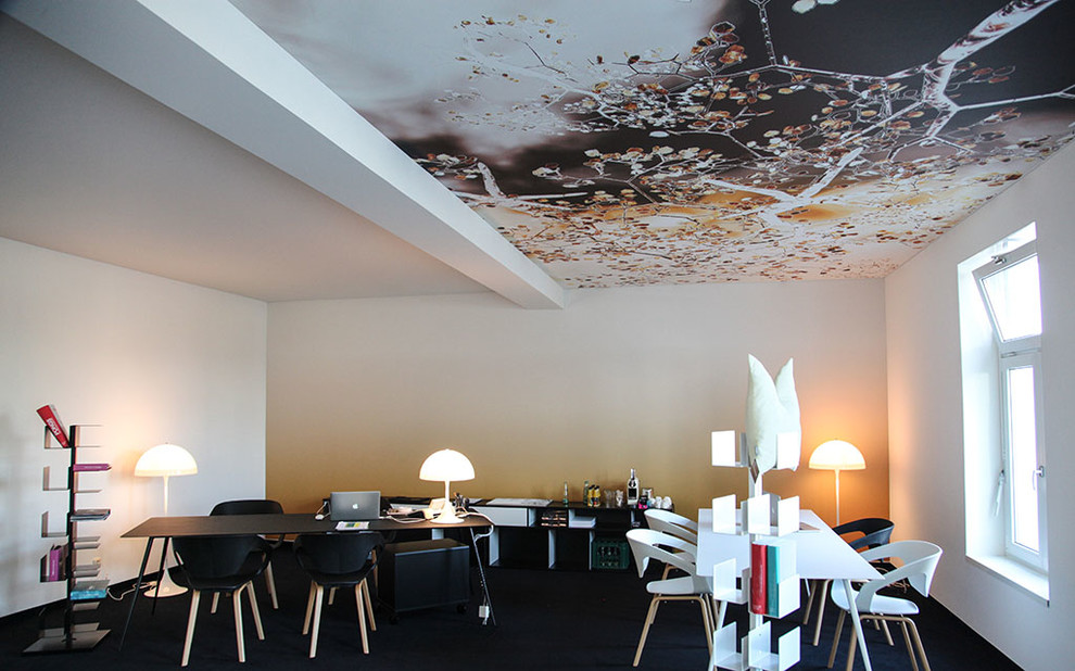 Foto di un grande ufficio minimalista con pareti multicolore, moquette, scrivania autoportante e pavimento nero