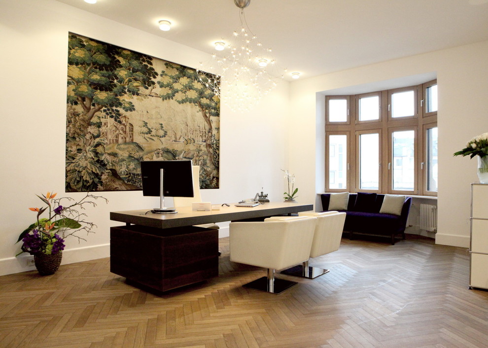 Immagine di un piccolo studio tradizionale con pavimento in legno massello medio e pavimento marrone
