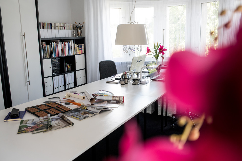 Источник вдохновения для домашнего уюта: кабинет в стиле фьюжн с белыми стенами, ковровым покрытием, отдельно стоящим рабочим столом и черным полом