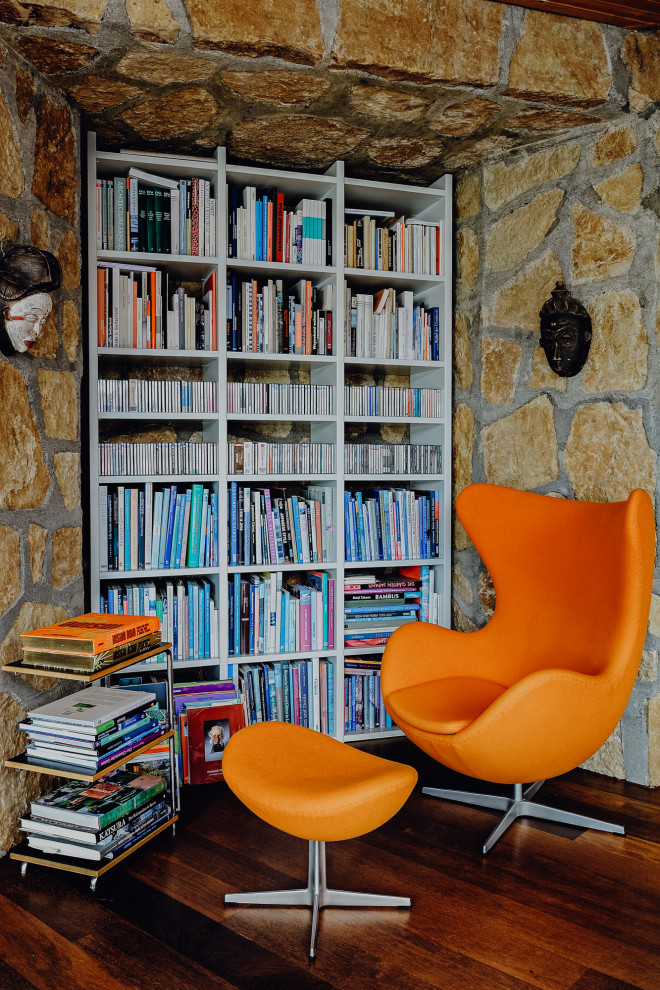 Foto di un grande studio stile rurale con libreria, pareti bianche, pavimento in legno massello medio, scrivania autoportante e pavimento marrone