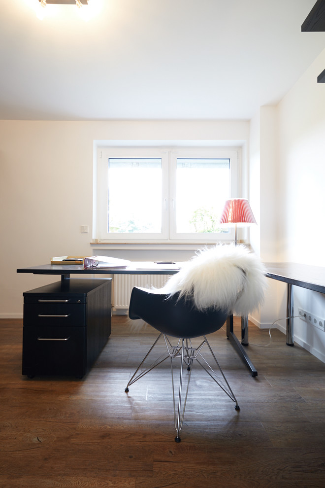 Immagine di un piccolo ufficio contemporaneo con pareti bianche, parquet scuro, nessun camino, scrivania autoportante e pavimento marrone